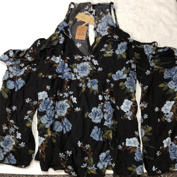 American Eagle Outfitters Tops - American Eagle off shoulder blouse NWT